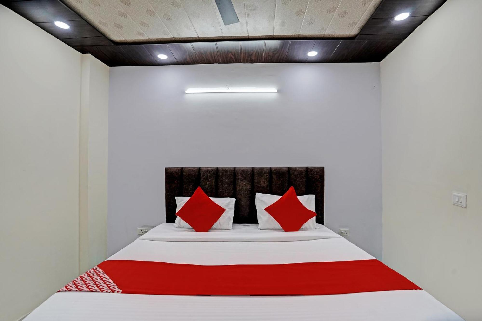 Oyo Flagship Evergreen Tower Hotel Ghaziabad Exterior foto