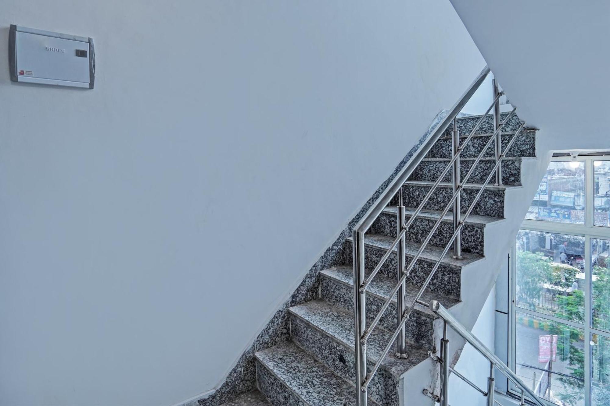 Oyo Flagship Evergreen Tower Hotel Ghaziabad Exterior foto